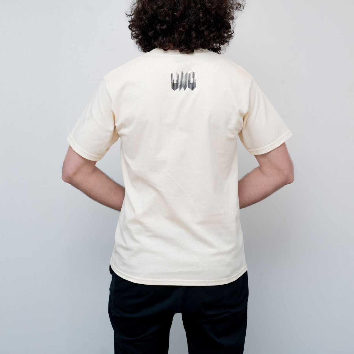 Polera Oficial Dando la Hora El Número UNO Marfil